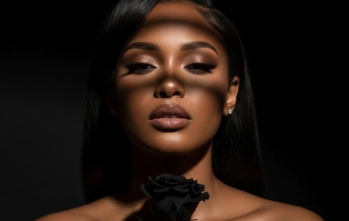 Ξανιά Μονέ: η πρώτη τραγουδίστρια τεχνητής νοημοσύνης που κατέκτησε τα charts