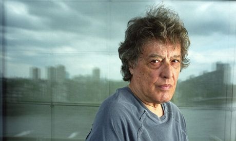 Σερ Τομ Στόπαρντ: ο δάσκαλος της διανοητικής φάρσας και της γλωσσικής ακροβασίας