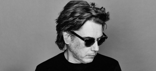 Jean-Michel Jarre: «ένας κομψός τύπος, ένας τραχύς τύπος, ένας περίεργος τύπος -αλλά ποτέ ένα στερεότυπο». Ο αρχιτέκτονας του ήχου.