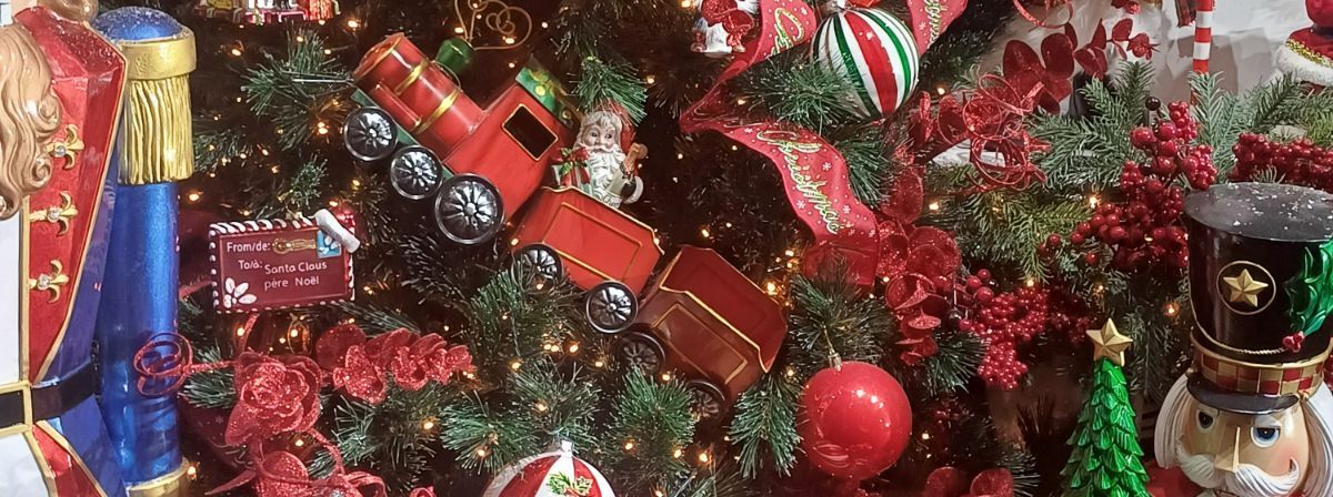 Η μαγεία των Χριστουγέννων πίσω από το τζάμι: πώς οι χριστουγεννιάτικες βιτρίνες επηρεάζουν την ψυχολογία του καταναλωτή